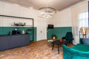 Luminous and stylish 2BR apt in the city center